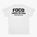 Camiseta com estampa frontal de "IRON Discipline" com halteres e estampa traseira de "FOCO TODOS OS DIAS" sobre "IRON DISCIPLINE" em letras destacadas.