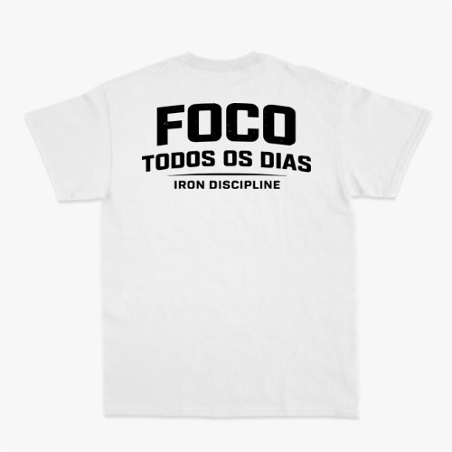 Camiseta com estampa frontal de "IRON Discipline" com halteres e estampa traseira de "FOCO TODOS OS DIAS" sobre "IRON DISCIPLINE" em letras destacadas.