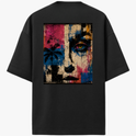 Camiseta com estampa frontal de logo minimalista e estampa traseira de arte urbana apresentando rosto estilizado com elementos geométricos e palmeiras.