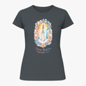 Camiseta com estampa frontal de imagem de Nossa Senhora em moldura colorida com flores e frase "Nossa Senhora, rogai por nós" e estampa traseira de logotipo com cruz e texto.