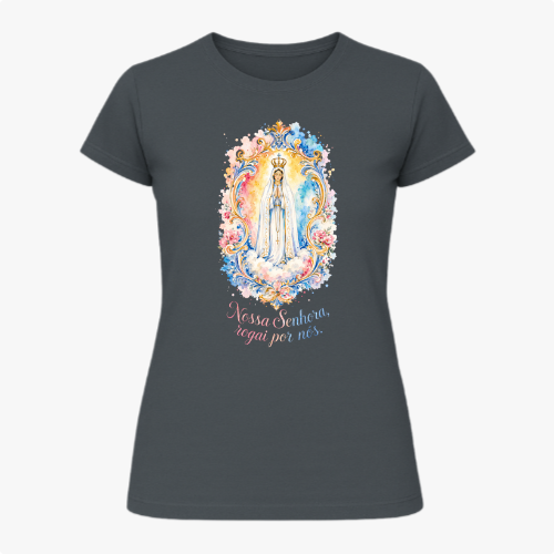 Camiseta com estampa frontal de imagem de Nossa Senhora em moldura colorida com flores e frase "Nossa Senhora, rogai por nós" e estampa traseira de logotipo com cruz e texto.