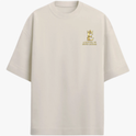 Camiseta com estampa frontal de um emblema dourado com coroa e texto "A raposa de nove caudas" e estampa traseira de arte detalhada de uma criatura fantástica com nove caudas sobre ondas, acompanhada por caracteres orientais e texto explicativo.