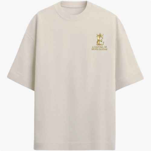 Camiseta com estampa frontal de um emblema dourado com coroa e texto "A raposa de nove caudas" e estampa traseira de arte detalhada de uma criatura fantástica com nove caudas sobre ondas, acompanhada por caracteres orientais e texto explicativo.