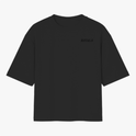Camiseta com estampa frontal de texto "RIVALS" e estampa traseira de carros de corrida sobrepostos por "RIVALS", com a frase "THE LAST LAP WAS NEVER JUST A LAP".