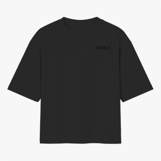 Camiseta com estampa frontal de texto "RIVALS" e estampa traseira de carros de corrida sobrepostos por "RIVALS", com a frase "THE LAST LAP WAS NEVER JUST A LAP".