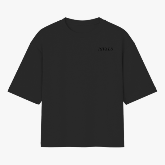 Camiseta com estampa frontal de texto "RIVALS" e estampa traseira de carros de corrida sobrepostos por "RIVALS", com a frase "THE LAST LAP WAS NEVER JUST A LAP".