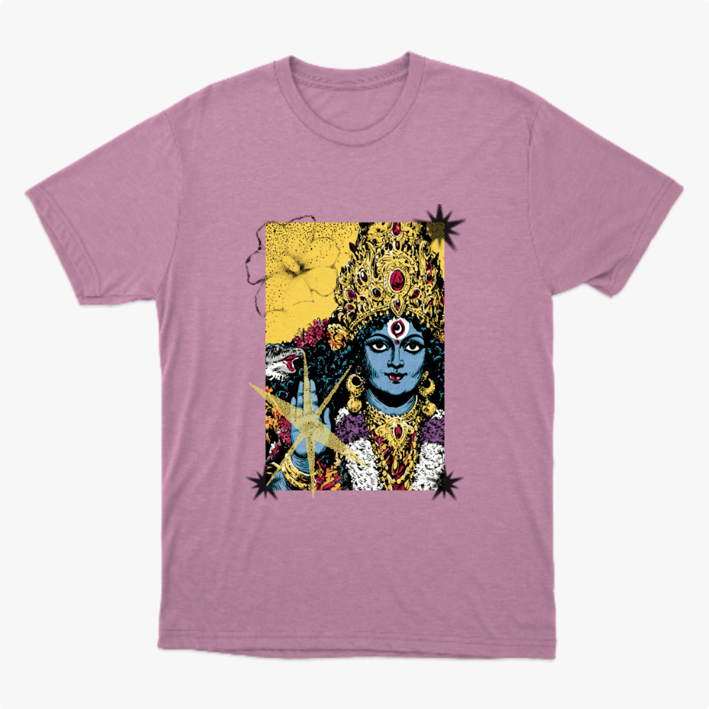 Camiseta com estampa frontal de uma figura feminina em estilo artístico, adornada com joias e detalhes florais, destacando expressões culturais e místicas.