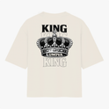Camiseta com estampa frontal de uma coroa acima da palavra "LUNOVA" e estampa traseira de coroa detalhada sobreposta à palavra "KING".