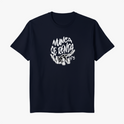 Camiseta com estampa frontal de frase "Nunca se Renda" acompanhada de uma mão estilizada apontando para cima, envolta em um design gráfico impactante.