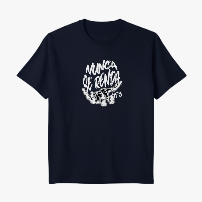 Camiseta com estampa frontal de frase "Nunca se Renda" acompanhada de uma mão estilizada apontando para cima, envolta em um design gráfico impactante.