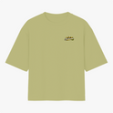 Camiseta com estampa frontal de um pequeno logotipo detalhado centralizado, trazendo elementos textuais estilizados e um ícone sutil acompanhado.