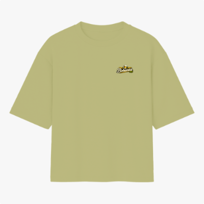 Camiseta com estampa frontal de um pequeno logotipo detalhado centralizado, trazendo elementos textuais estilizados e um ícone sutil acompanhado.