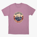 Camiseta com estampa frontal de um emblema circular apresentando um ferry estilizado, com inscrições que indicam "Baldur's Gate Ferry Service" e datas.