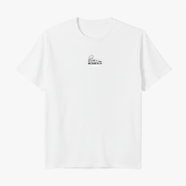 Camiseta com estampa frontal de um coliseu estilizado e estampa traseira de leão em perfil com a frase “Geração de Lêlem" sobre a imagem.