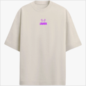 Camiseta com estampa frontal de duas mãos fazendo gesto de paz acima da palavra "LOWREY" e estampa traseira da palavra "LOWREY" em fonte estilizada.