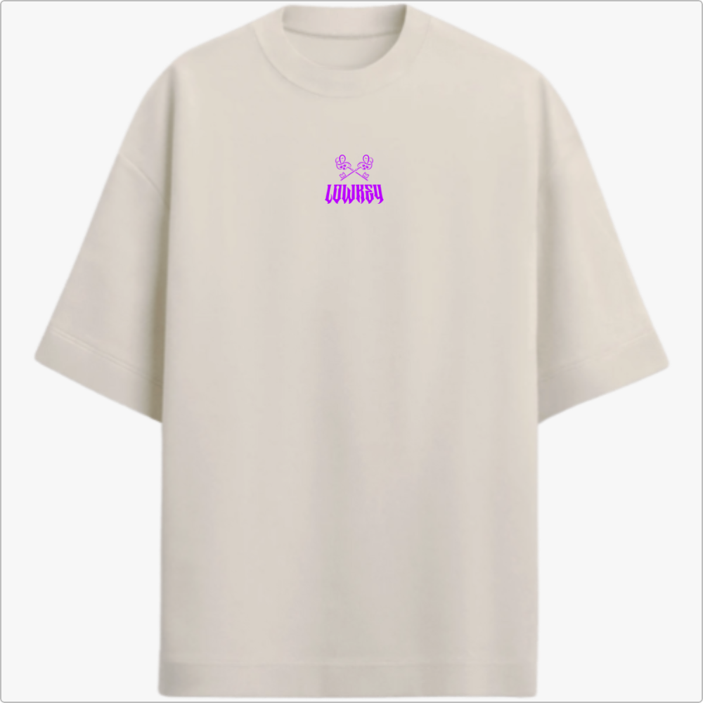 Camiseta com estampa frontal de duas mãos fazendo gesto de paz acima da palavra "LOWREY" e estampa traseira da palavra "LOWREY" em fonte estilizada.