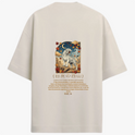 Camiseta com estampa frontal de uma coroa acima de texto "O Tigre Branco (Byakko)" e estampa traseira de tigre sob céu estrelado com folhas e texto japonês.