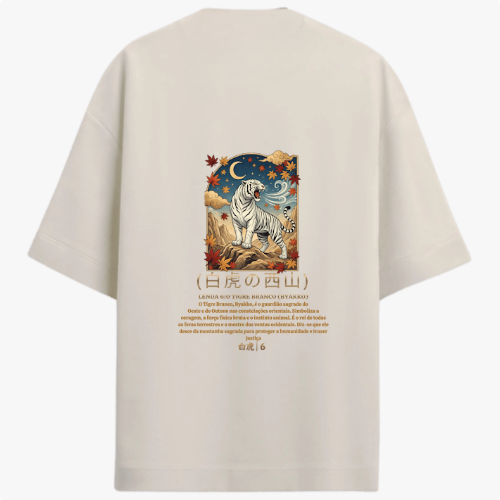 Camiseta com estampa frontal de uma coroa acima de texto "O Tigre Branco (Byakko)" e estampa traseira de tigre sob céu estrelado com folhas e texto japonês.