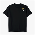 Camiseta com estampa frontal de letra "A" estilizada e coroa acima e estampa traseira com frase "O essencial, é eterno." com uma pequena coroa.