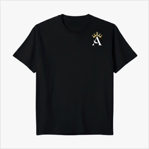 Camiseta com estampa frontal de letra "A" estilizada e coroa acima e estampa traseira com frase "O essencial, é eterno." com uma pequena coroa.