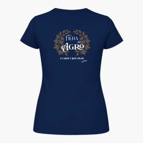 Camiseta com estampa frontal de "Filha do Agro" rodeada por folhas douradas e estampa traseira similar com o texto adicional "O campo é meu lugar".