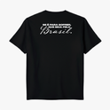 Camiseta com estampa frontal de brasão estilizado com listras e estrelas e estampa traseira de frase inspiradora em tipografia elegante.