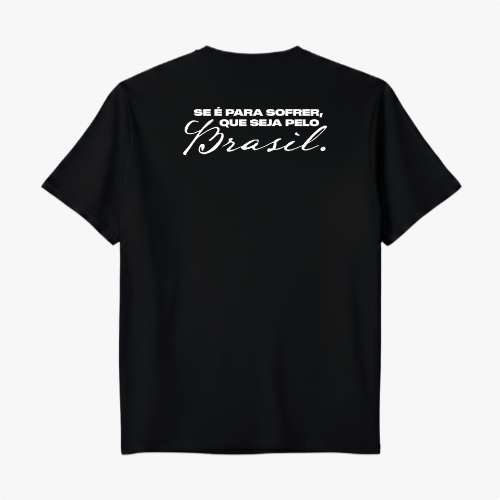 Camiseta com estampa frontal de brasão estilizado com listras e estrelas e estampa traseira de frase inspiradora em tipografia elegante.