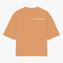 Camiseta com estampa frontal de texto estilizado "latino y forrozeiro" no canto superior esquerdo e estampa traseira de espiral decorativa centralizada no topo.