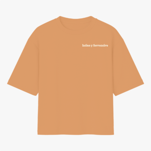 Camiseta com estampa frontal de texto estilizado "latino y forrozeiro" no canto superior esquerdo e estampa traseira de espiral decorativa centralizada no topo.