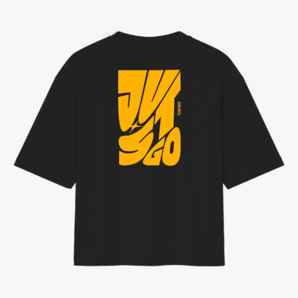 Camiseta com estampa traseira de letras amplas e estilizadas formando a frase “Just Go”, incluindo um detalhe vertical que complementa o design.