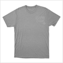 Camiseta com estampa frontal de texto estilizado "LIZZY CORP" ao lado de um pequeno símbolo geométrico, ambos localizados na parte superior direita.