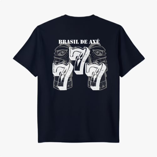 Camiseta com estampa frontal de brasão detalhado e estampa traseira de "Brasil de Axé" com números "777" estilizados sobre imagem difusa de elementos culturais.