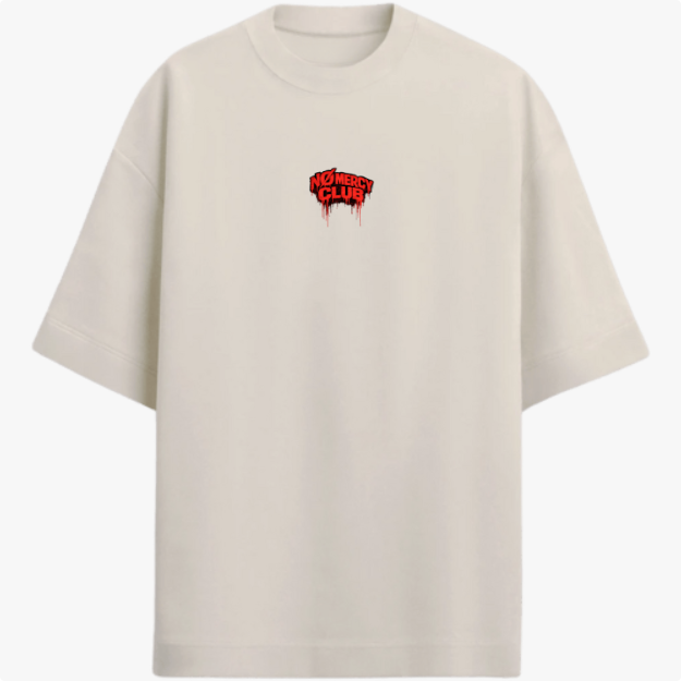 Camiseta com estampa frontal de "No Mercy Club" em estilo gotejante e estampa traseira de cobra desenhada com detalhes ousados em estilo gráfico.