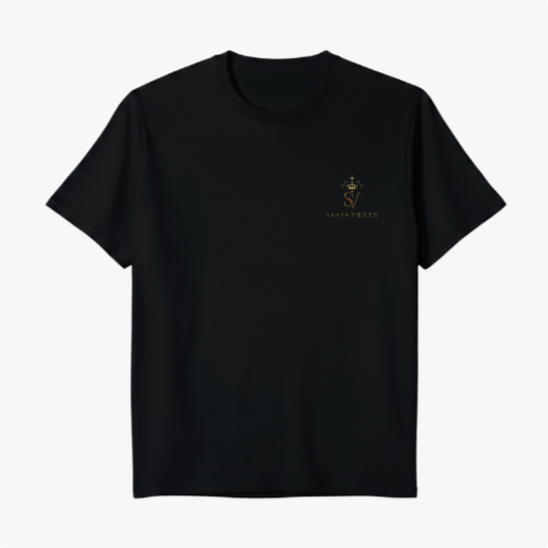 Camiseta com estampa frontal de logotipo pequeno com coroa e letras e estampa traseira de leão ao lado de cordeiro com frase "JESUS O CAMINHO VERDADE E VIDA".