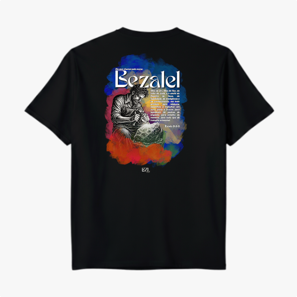 Camiseta com estampa frontal de texto "geração Bezalel" e estampa traseira de ilustração artística de artesão em fundo colorido com texto e referência bíblica.