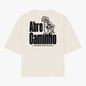 Camiseta com estampa frontal de duas chaves cruzadas estilizadas e estampa traseira de mão segurando chave com texto "Abre Caminho, o sentinela está na porta".