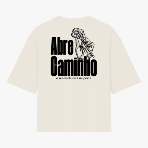 Camiseta com estampa frontal de duas chaves cruzadas estilizadas e estampa traseira de mão segurando chave com texto "Abre Caminho, o sentinela está na porta".