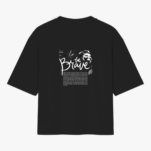 Camiseta com estampa frontal da palavra "brave" em letras estilizadas e efeito de brilho, e estampa traseira de texto "be brave" com desenho de leão.