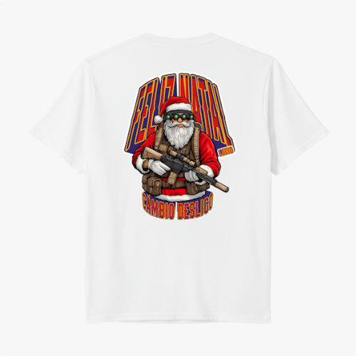 Camiseta com estampa frontal de pequeno logotipo quadrado e estampa traseira de Papai Noel em estilo militar segurando rifle, com texto "Feliz Natal!".