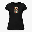 Camiseta com estampa frontal de urso estilizado usando óculos de sol com elementos geométricos e círculos sobrepostos, criando um efeito visual moderno.