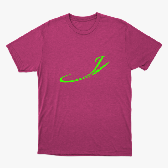Camiseta com estampa frontal de letra cursiva estilizada acompanhada de pena afiada, formando um design fluido e elegante que se destaca visualmente.