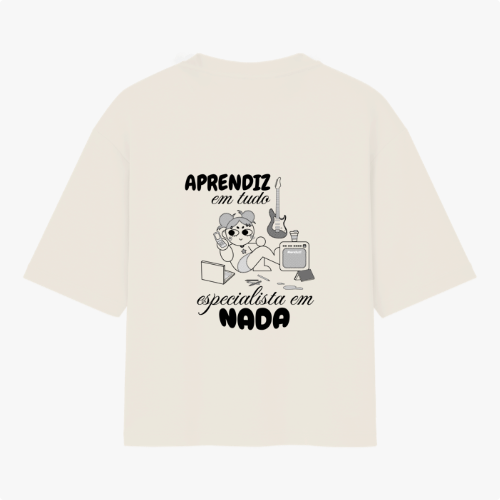 Camiseta com estampa frontal de personagem relaxado e estampa traseira de frase "Aprendiz em tudo, especialista em nada" com instrumentos e computador.