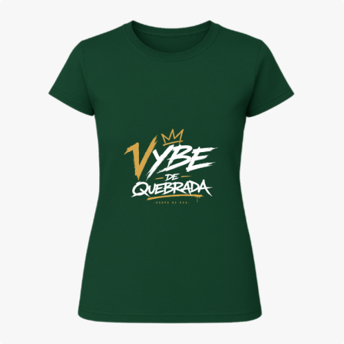 Camiseta com estampa frontal de texto estilizado "Vybe de Quebrada" acompanhado de coroa e linha embaixo, em um design dinâmico e urbano.