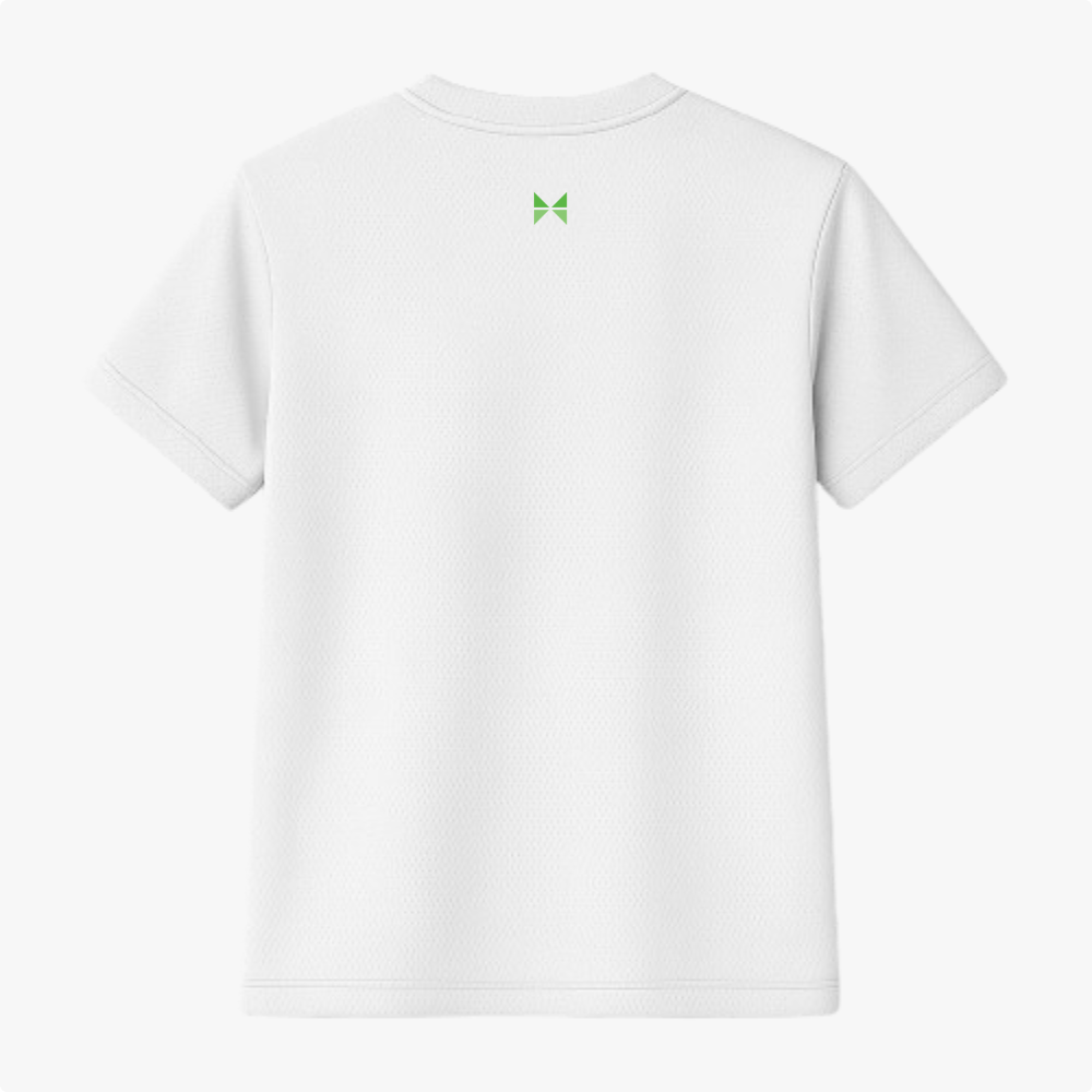 Camiseta com estampa frontal de tipografia circular em torno de um tênis, dizendo "Running Club", e estampa traseira de logotipo geométrico com texto.