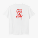 Camiseta com estampa frontal de letras estilizadas e gotejantes "NO MERCY CLUB" e estampa traseira de uma cobra em posição agressiva com efeito escorrido.