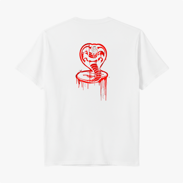 Camiseta com estampa frontal de letras estilizadas e gotejantes "NO MERCY CLUB" e estampa traseira de uma cobra em posição agressiva com efeito escorrido.