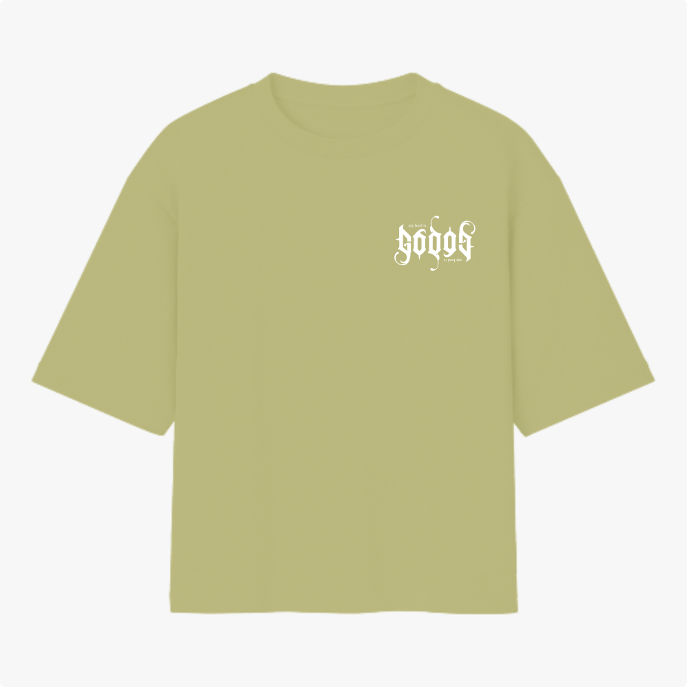 Camiseta com estampa frontal de texto estilizado em letras góticas com frase "my lord is" e estampa traseira maior replicando o mesmo texto.