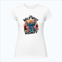 Camiseta com estampa frontal de personagem azul usando chapéu de cowboy, cercado por cactos e pôr do sol, com as palavras "WILD WEST WHIMSY".
