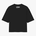 Camiseta com estampa frontal de "YESHUA" em letra destacada, acompanhada das palavras "HE SAVES" e símbolos abaixo; e estampa traseira de "Verbo Wear" elegantemente estilizada.