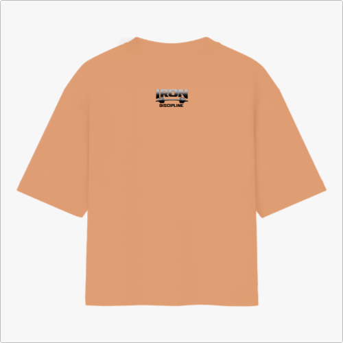 Camiseta com estampa traseira de letras estilizadas formando as palavras "IRON DISCIPLINE", com elementos geométricos complementares abaixo.